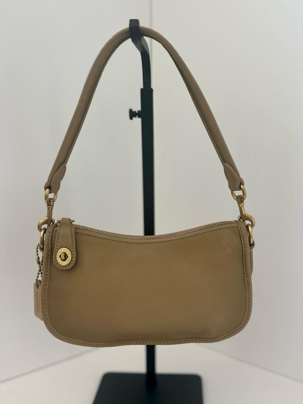 COACH Swinger 20 Bag 2643 Limited Edition Taupe Leather Brass Turnlock 80’s Vibe
